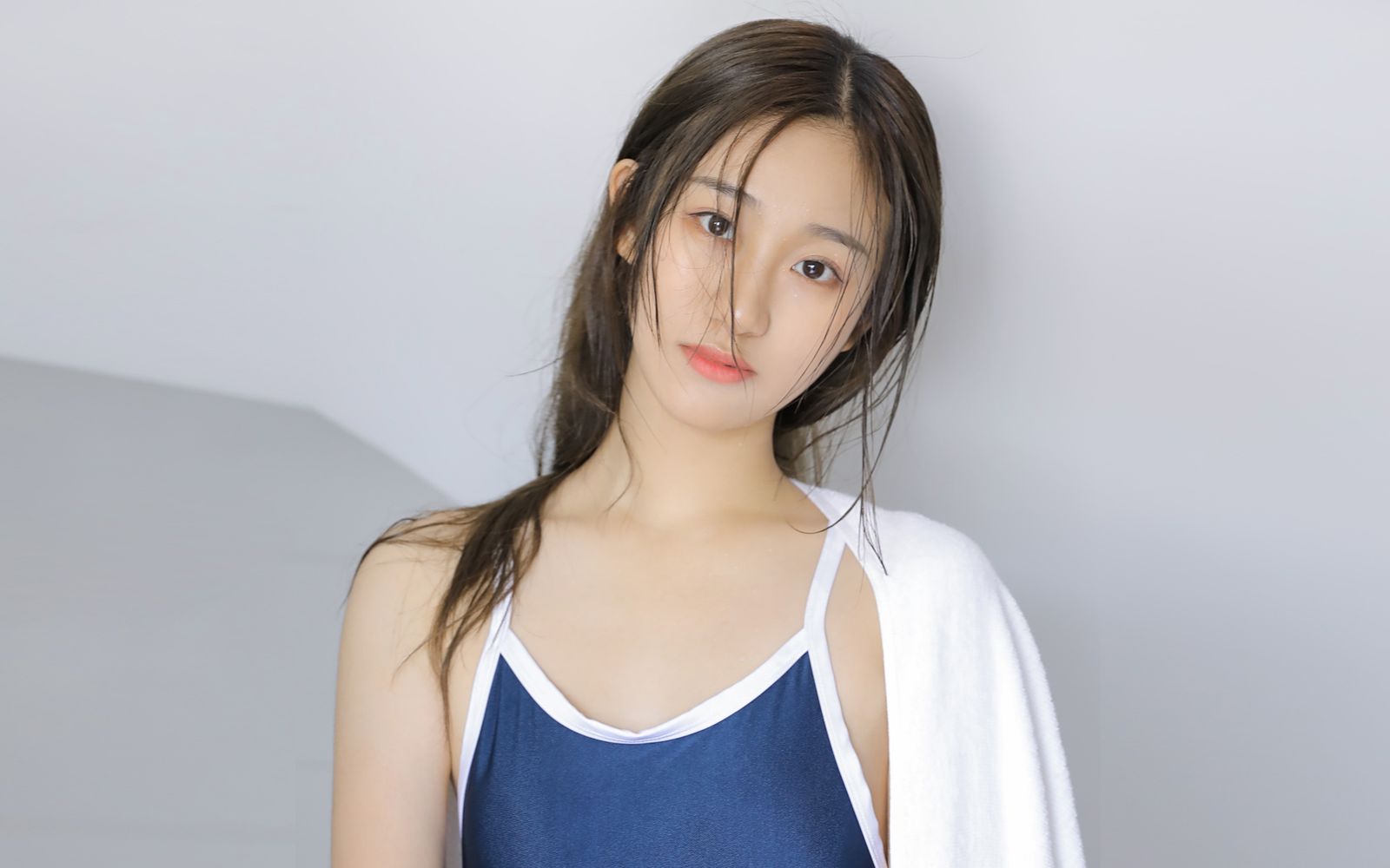父女乱伦王小小从小开发调教可爱清纯的女儿满足自己的兽欲 