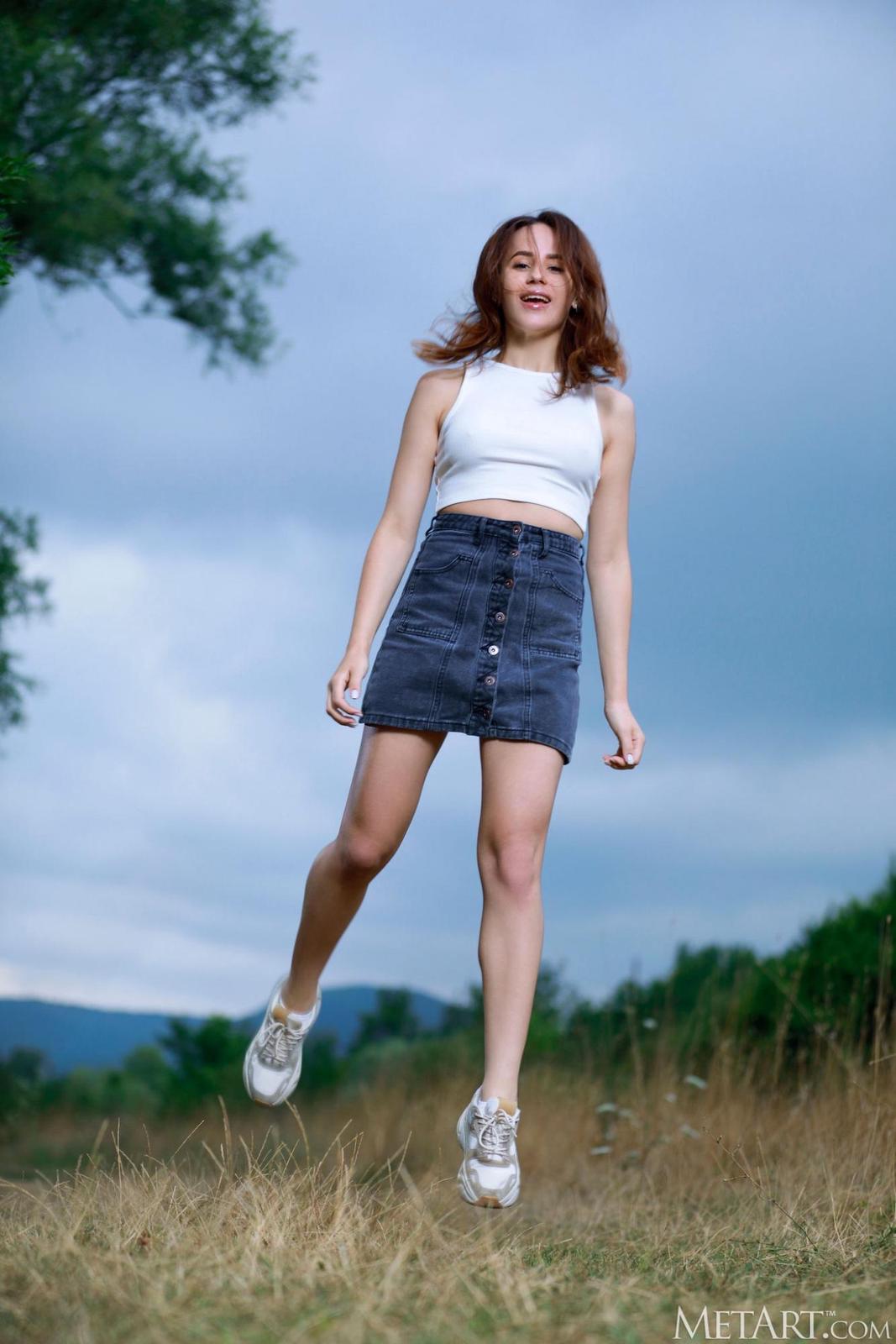 短裙少女不穿内裤爬山