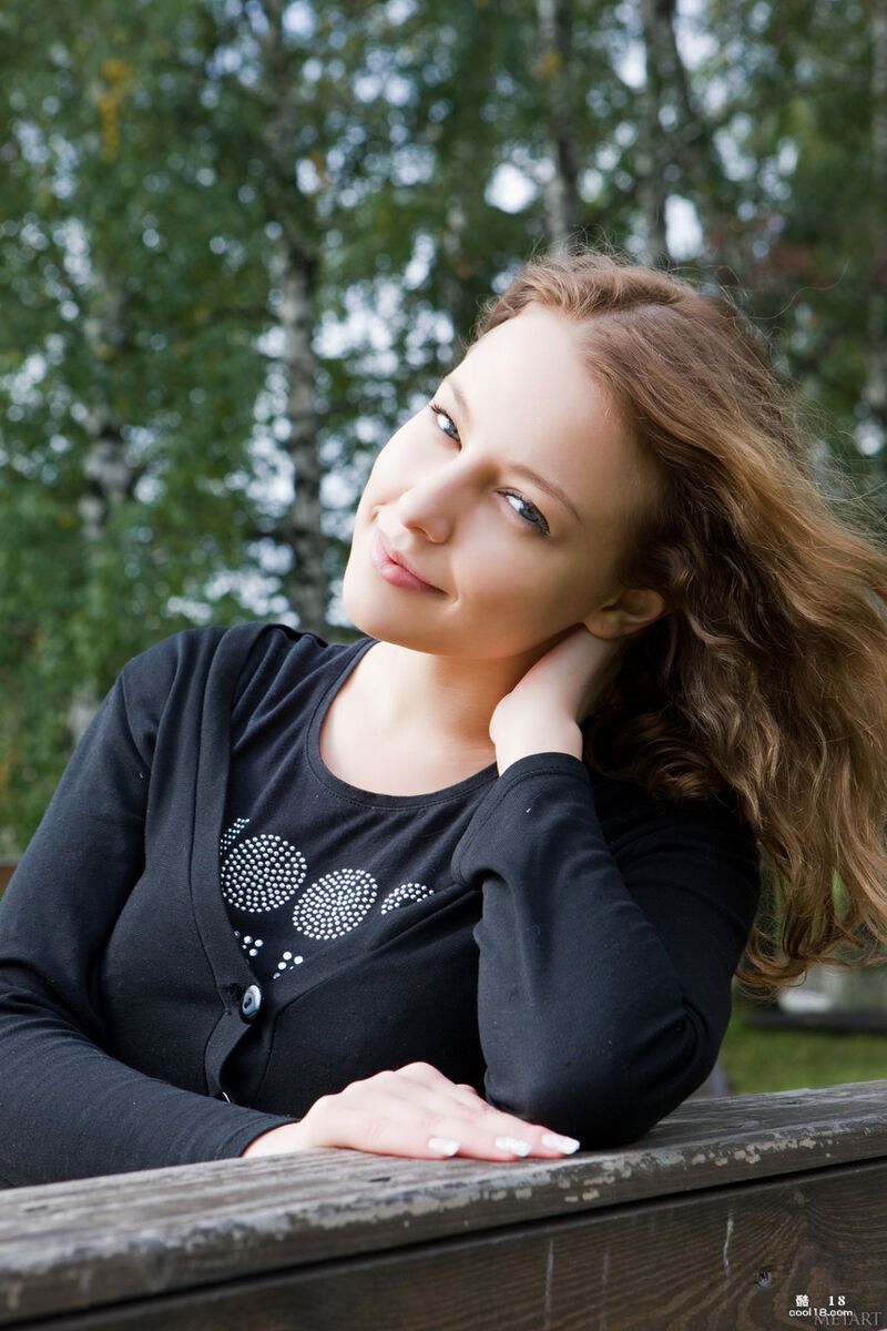 【色图】拥有天然乳房的少女 Nikia A 全裸炫耀她火辣的屁股和剃光的小穴