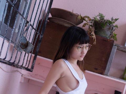 【色图】FantasyFactory 超白嫩少女模特大尺度展露椒乳粉逼写真 - 小丁酱