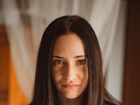 女女之间的激情缠绵，舌尖上的情欲