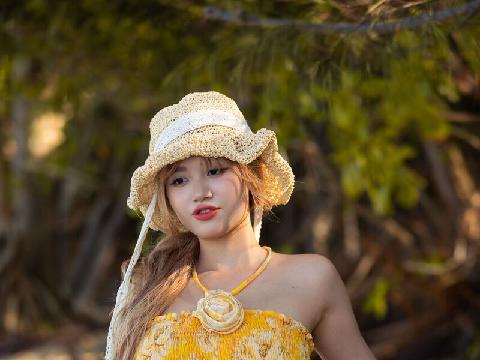 【色图】性感的亚裔少女 Danny 在海滩脱光衣服展示丰满的裸体
