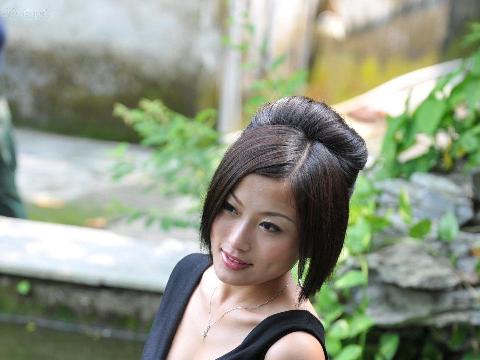 【色图】肌肤白嫩美乳亮眼的国模戴娜户外人体套图