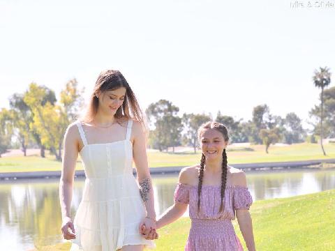 【色图】淫荡的高个子宝贝 Mira 和她的娇小朋友 Olivia 在户外脱衣并裸体摆姿势