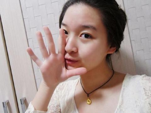 气质可爱又清新的女研究生