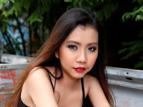 【色图】美乳少女MAYAVEE车上掰屄人体
