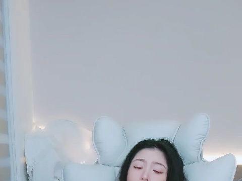 【视频】长发妹子躺在椅子上道具跳蛋自慰，多个角度特写粉穴