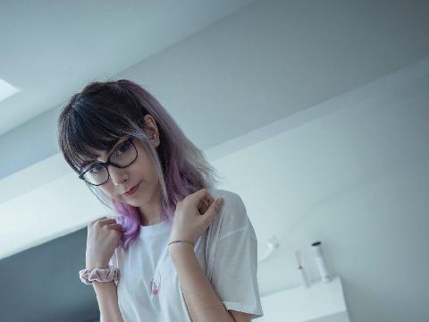 【色图】非主流打扮的少女有一副好身材