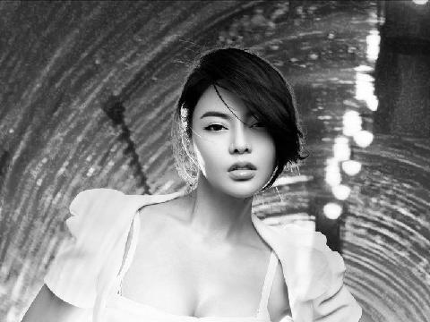 【色图】丰乳细腰翘臂，美体正妹冯雨芝