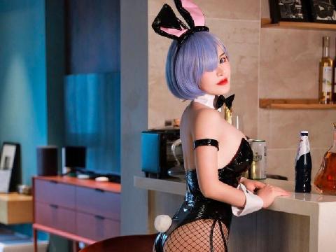 【色图】Cosplay极品福利姬的酒吧女郎大尺度露逼演绎 - 桃暖酱