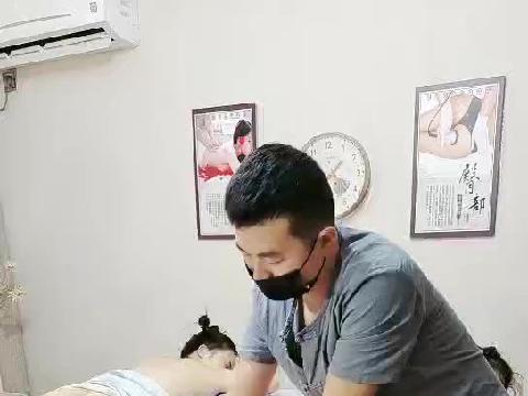 【视频】按摩店激情4P，少妇享受技师小哥的按摩后来少妇伺候两个小哥，口交大鸡巴让小哥各种抽插