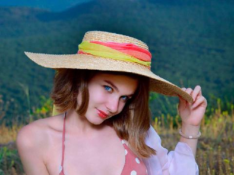 【色图】大地回春,在郊外脱光自拍的年轻俄国美少女 - Helana