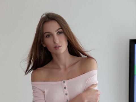 【色图】Holly Haim 秀发丰乳的高跟鞋女郎