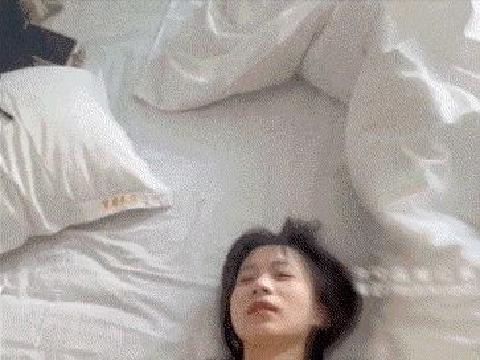 【视频】女大嫩妹的约会~白嫩的翘屁窗前股猛猛后入，全程被干娇喘不止神语无伦次，各种姿势轮番上