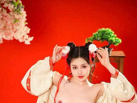 【色图】女神桃暖酱年初拍的套图，嫩乳嫩屄让人馋