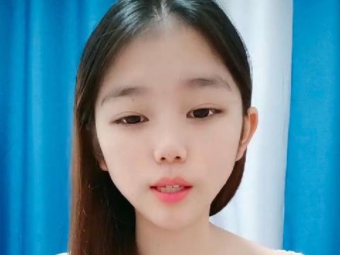 【视频】极品嫩妹露脸脱光光让男友吃奶舔逼口交大鸡巴，无套抽插爆草全射在逼上