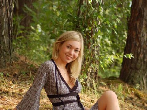 【色图】连衣裙散步林中-JULIA_IN_THE_WOODS_