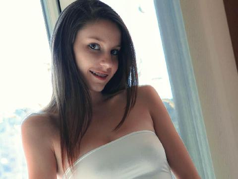 迷人的钢牙妹又白又嫩