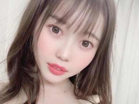 惊见「爆乳辣妹」那乳量实在太狂！超大的车头灯让一堆群组全传疯了