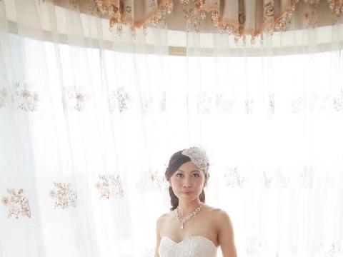 【色图】刚刚勾搭上的已婚小姐姐喜欢对着镜子裸拍和啪啪