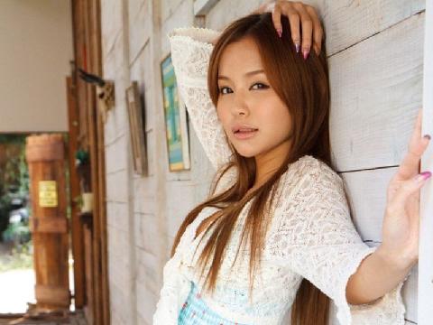 【美女图】东洋漂亮混血AV长腿美熟女大尺度下马露鲍照 - 丘咲爱米莉