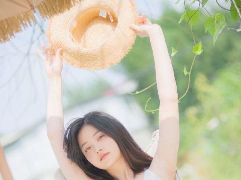 【色图】泳池旁脱衣露体大派福利的美少女 - 年年Mona