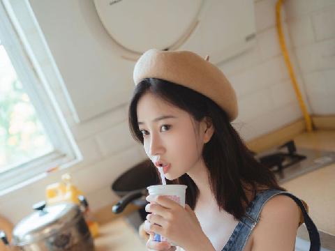 【色图】穿吊带裤的文青妹子，两个奶子又白又嫩