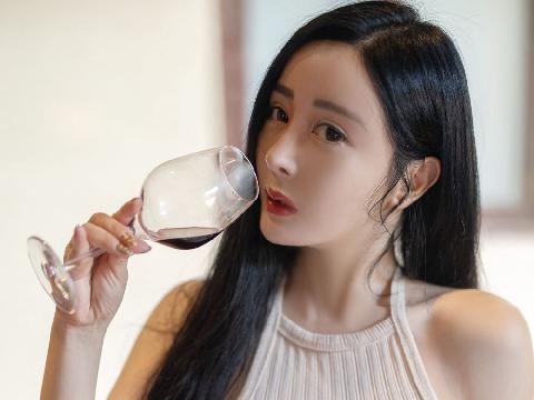 【美女图】允薾西双版纳旅拍 一束鲜花举杯共饮