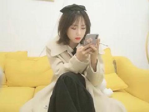 【视频】超级清纯18岁妹子,刚发育好的奶子,突然冒出另一猛男,表示吃不消