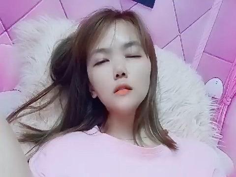 【视频】长发可爱少女粉妹子，跳弹自慰原生态毛毛，表情勾引狼友