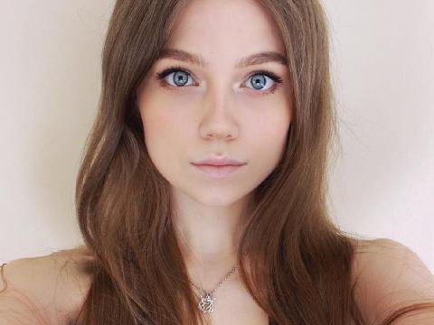 【美女图】英国美女主播Alex Clark，绝对能让你想入非非