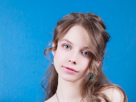 【色图】漂亮的少女 Siya 在完全裸体时展示她身体的柔韧性