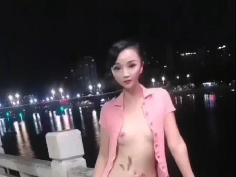 【视频】露出狂人淫妻'悠悠姐'江滨路裸体露出引围观