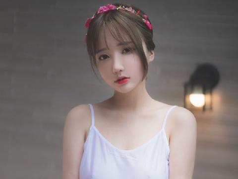 【色图】美颜小妹洗澡，两个奶子又鼓又挺、又白又嫩，好迷人