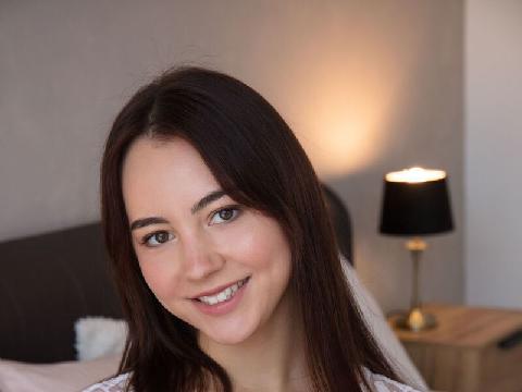 【色图】可爱的少女 Ariana Regent 脱光衣服释放出她可爱的大奶子并裸体摆姿势