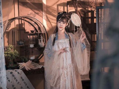 【色图】恋恋艾妮汉服