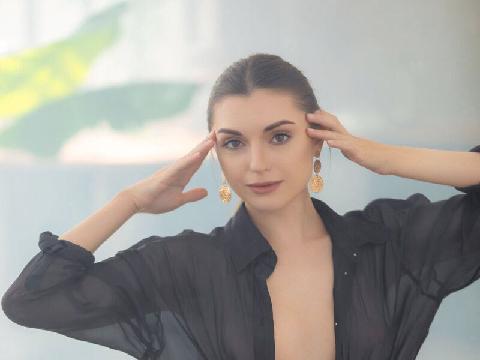 【色图】性感妖精 Julia K 脱衣服时摆出性感姿势。她脱掉的衣服不止一件