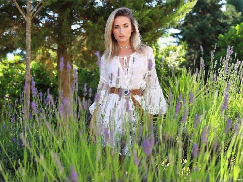 【色图】欢迎来到女王的后花园，这里有鲜花绿草，还有骚穴美乳