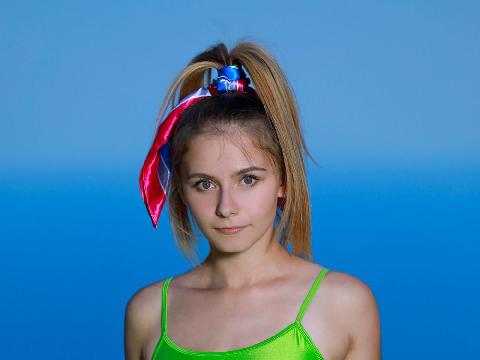 【情色美图】在山顶练瑜伽的少女，这身材和颜值，真是极品！