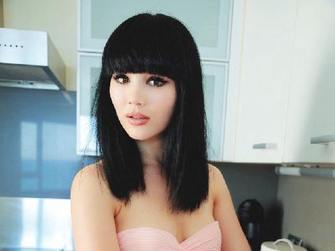 【色图】Malena 客厅的新沙发看起来很舒服