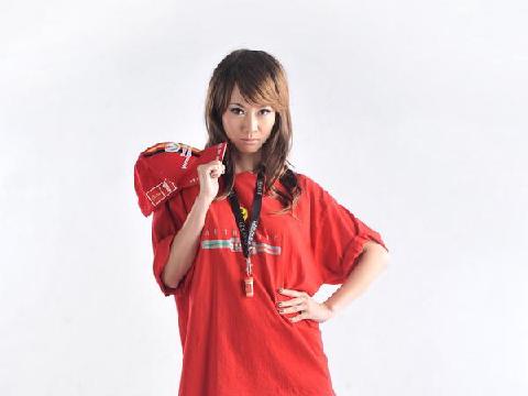白皙美胸美模