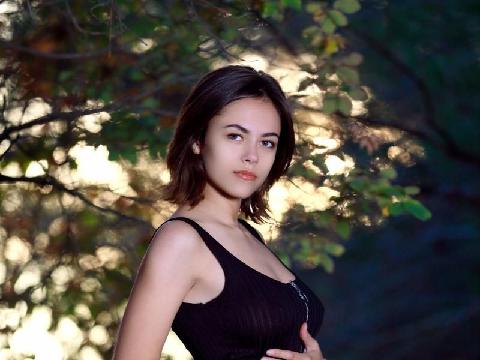 【色图】黑暗的森林里出现一个身段火辣勾人的洋少女 - Dzhili