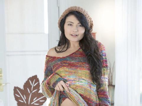 【色图】怪癖的黑发少女 Adria Rae 露出她的小乳房并脱光衣服裸体摆姿势