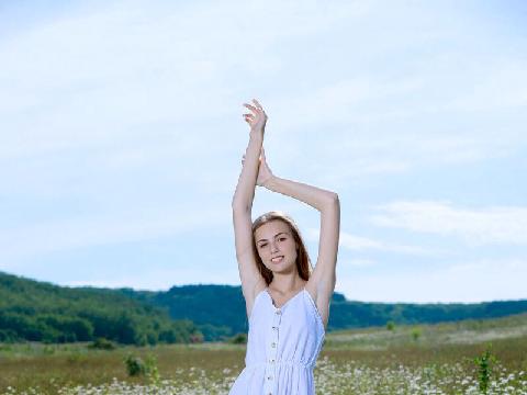 【色图】性感火辣的美女，她脱下衣服，感受着风吹过她