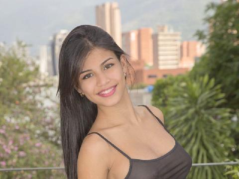 【色图】委内瑞拉女神 Denisse Gomez 脱光并展示她完美的乳房和肉穴