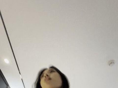 【视频】江西大一女学生和精神小伙谈恋爱，都快被带成精神小妹了，出租屋露脸性爱自拍