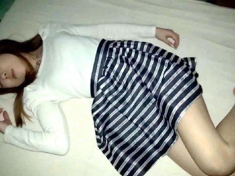 【视频】真实迷奸，女教师酒水里被下料尽情玩弄美妙蝴蝶鲍，好多爱液无套内射