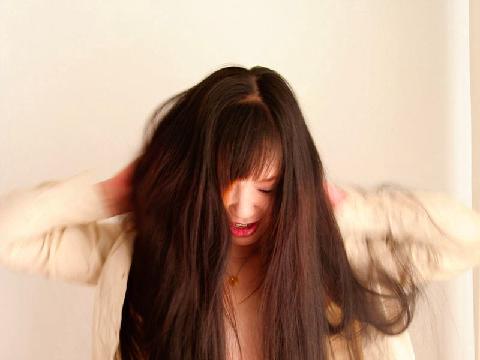 【色图】漂亮的长发亚裔女孩金菲菲展示了她令人敬畏的灌木丛和小奶子