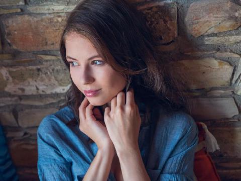 【色图】青春洋溢的少女，红唇粉穴翘臀诱人