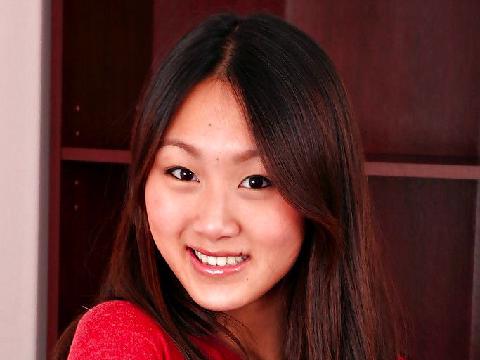 【色图】上海姑娘Evelyn门户大开展现光溜溜的小穴
